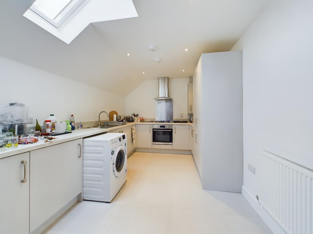 Lot: 6 - WELL PRESENTED TWO-BEDROOM COACH HOUSE - Kitchen